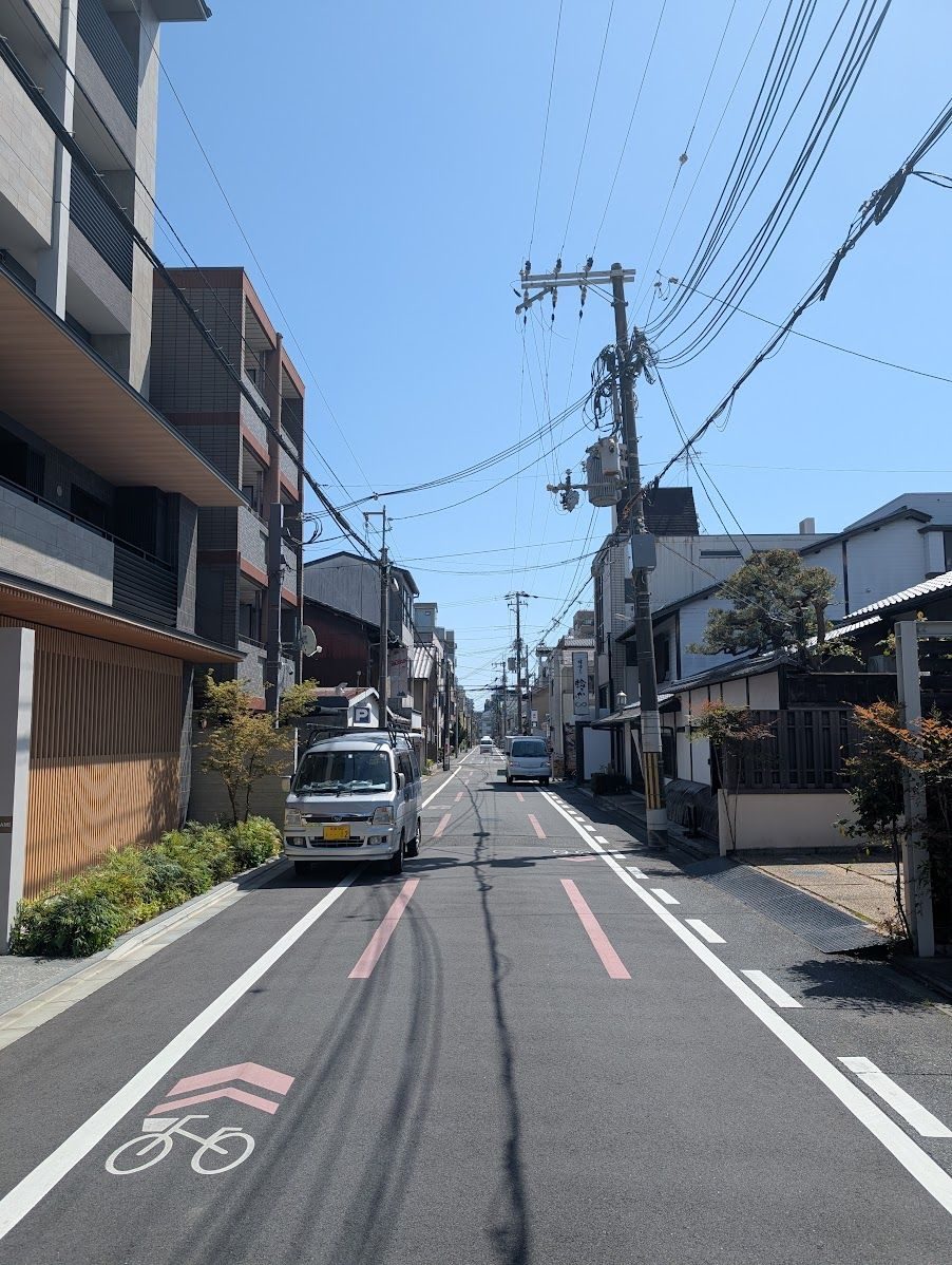 These tiny roads litter Kyoto, I love them